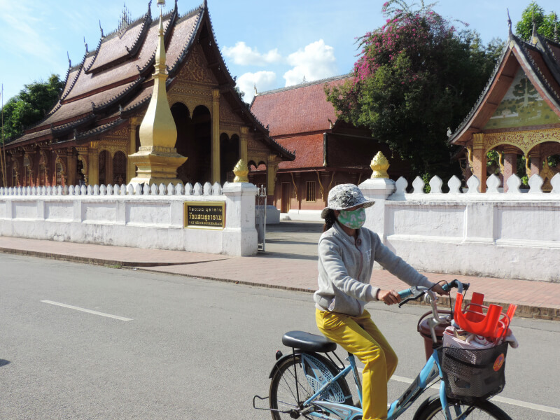 Turista de bike em Luang Prabang A máscara você pode dispensar! Foto: Ana Maria Junqueira