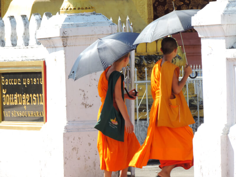 Monges entrando em um dos templos de Luang Prabang Foto: Ana Maria Junqueira