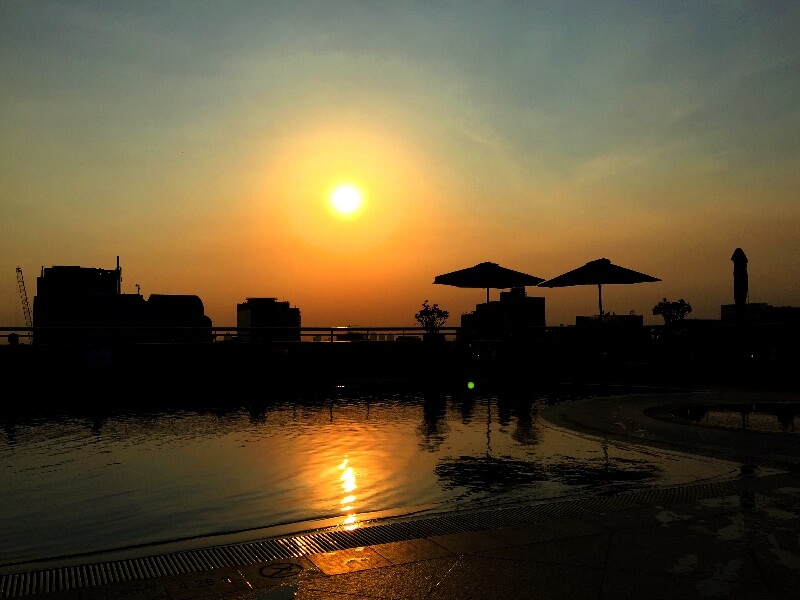 Pôr do sol visto da piscina do hotel Foto: Ana Maria Junqueira