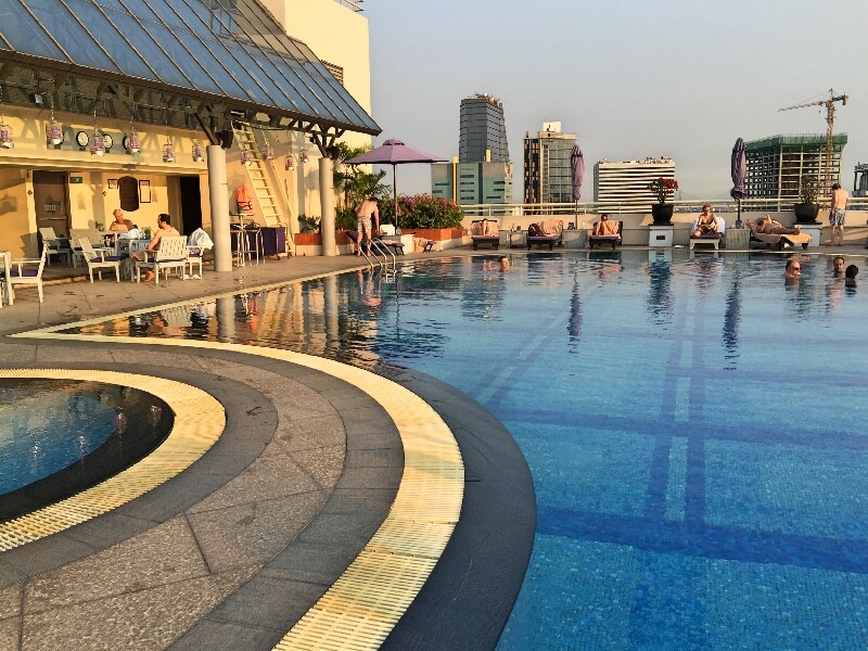 Piscina no rooftop do Sofitel Saigon Plaza Foto: Ana Maria Junqueira