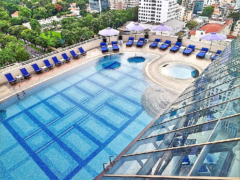 Piscina no rooftop do Sofitel Saigon Plaza Foto: Divulgação