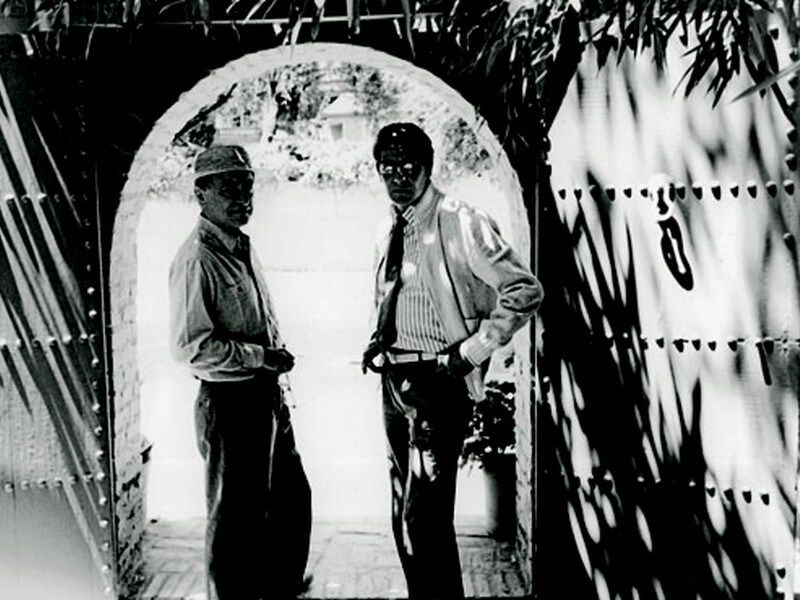 Yves Saint Laurent e Pierre Bergé na entrada do jardim Foto: Reprodução