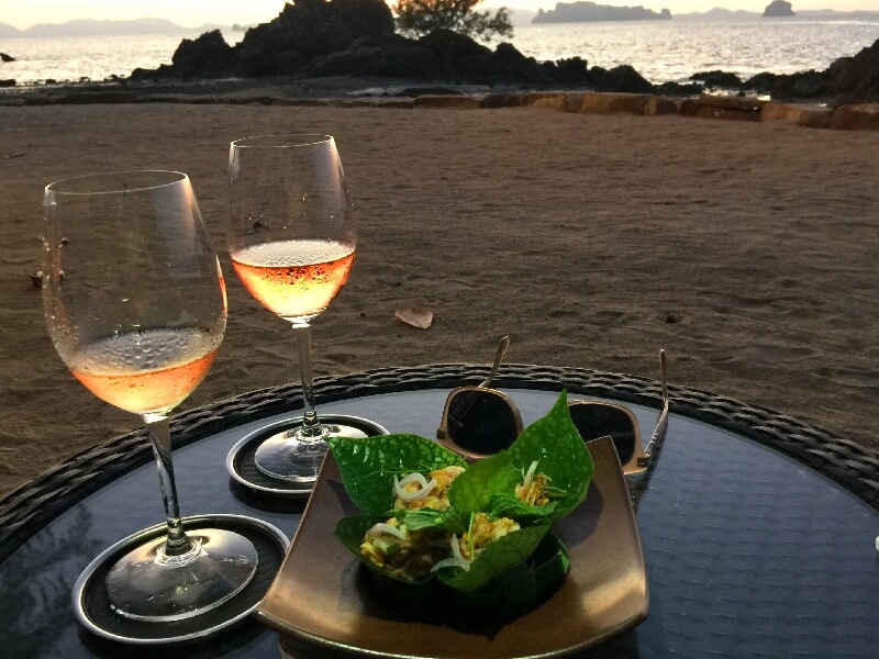 Pôr do sol regado a vinho e petiscos no bar junto à praia Foto: Ana Maria Junqueira