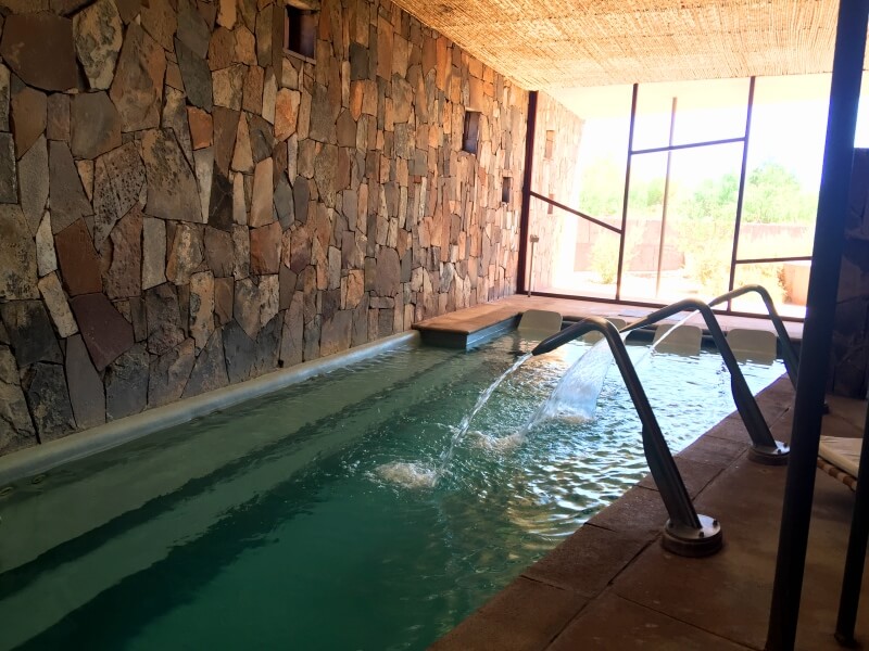 Piscina aquecida dentro do SPA do Tierra Atacama Foto: Ana Maria Junqueira