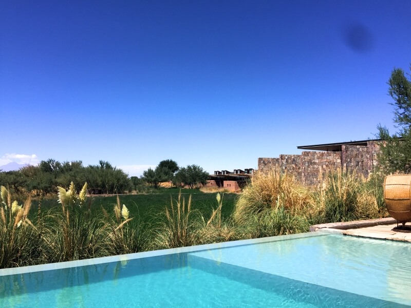 Os quartos vistos da piscina no Tierra Atacama Foto: Ana Maria Junqueira