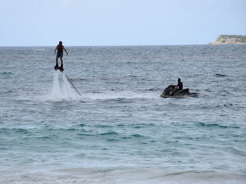 Fly-board em Waikiki Beach Foto: Lala Rebelo