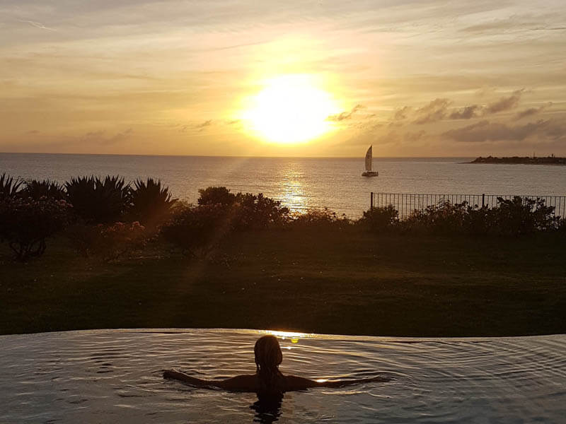 Pôr do sol na piscina privativa da Villa Foto: Lala Rebelo