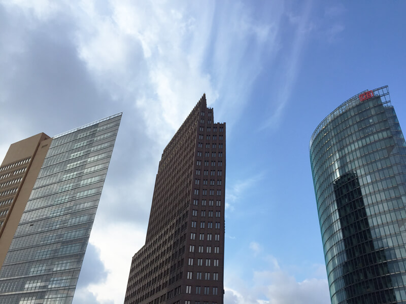 O Daimler-Chrysler-Areal: da esquerda para a direita, os arquitetos responsáveis são Renzo Piano e Christoph Kohlbecker; Hans Kollhoff; e Helmut Jahn. Este último prédio, tem o elevador mais rápido da Europa Foto: Laura Amman