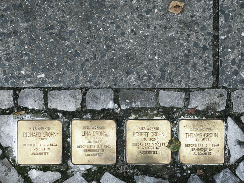 Uma família inteira, que trabalhava no local onde as placas foram colocadas, deportada e morta em Auschwitz Foto: Laura Ammann
