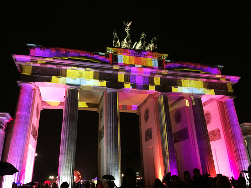 Portão de Brandemburgo iluminado pelo festival de luzes de Berlim Foto: Laura Ammann