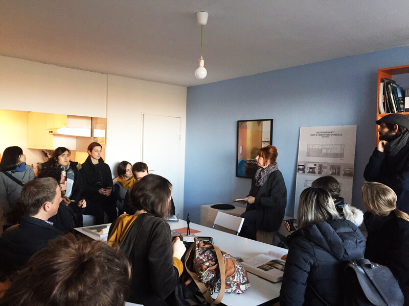 Uma das paradas do tour: Visitar o interior de um apartamento e ser informado sobre as diferenças dos projetos de Berlim e na França Foto: Laura Ammann