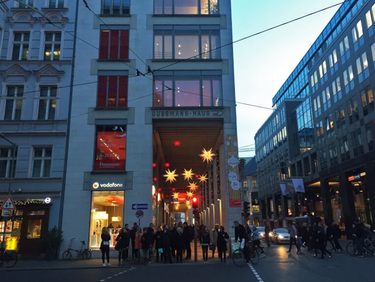 A Dussmann vista de fora, na Friedrichstraße Foto: Laura Ammann