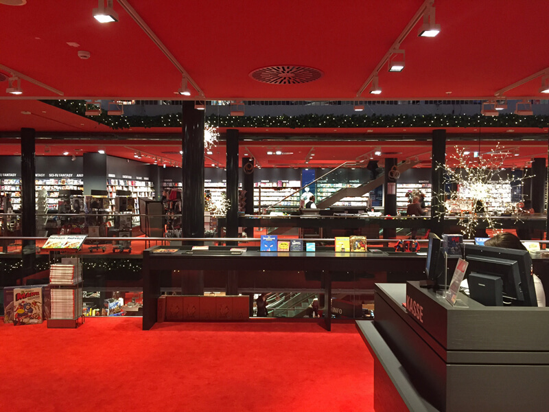 O ambiente da seção de livros em língua inglesa, na Dussmann Foto: Laura Ammann