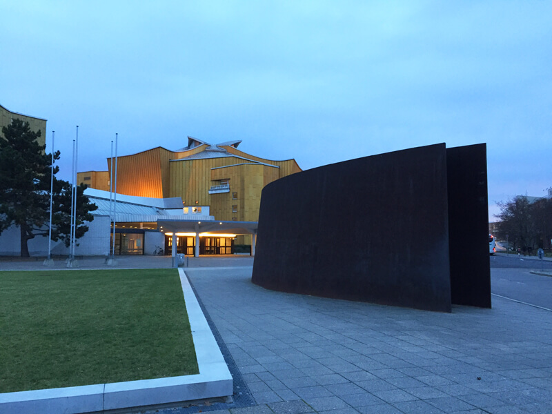O prédio da Filarmonia de Berlim e a escultura do artista Richard Serra à frente Foto: Laura Ammann