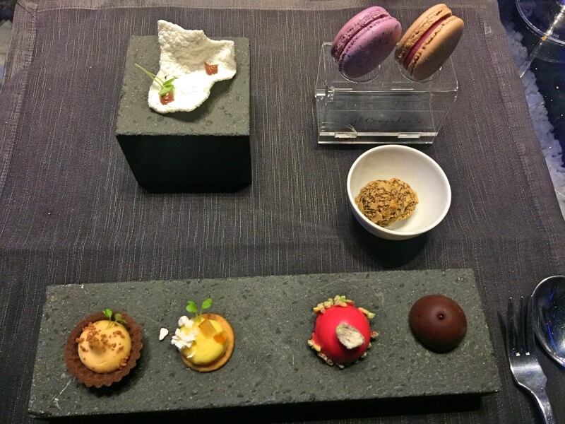 Ainda que não peça sobremesa, a seleção de petit fours é linda e deliciosa Foto: Ana Maria Junqueira