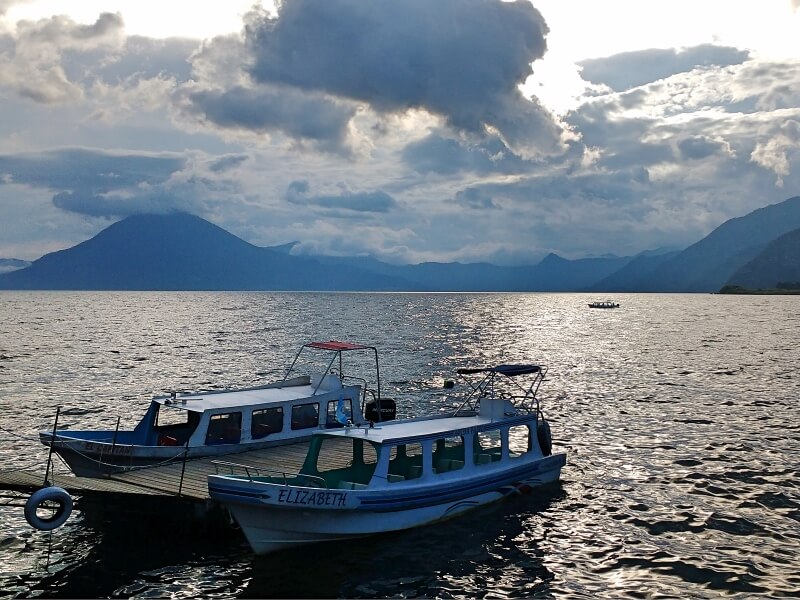 Passeio de barco pelo Lago Atitlán Foto: Cris Camilo
